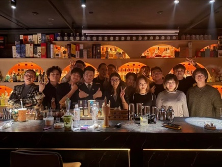 北京酒吧内与朋友们的合照