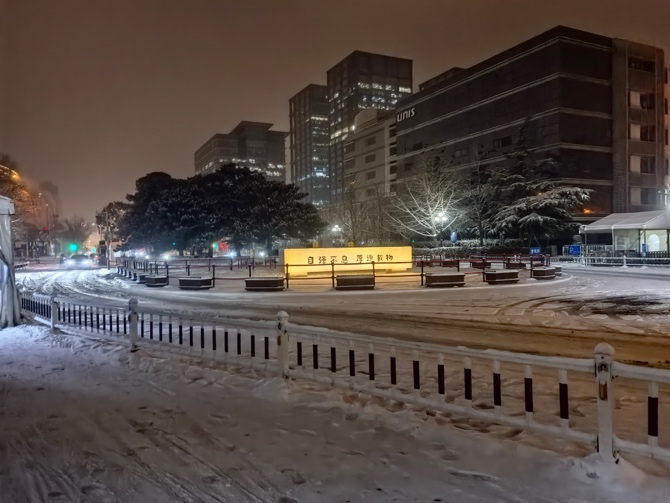 清华校园雪夜